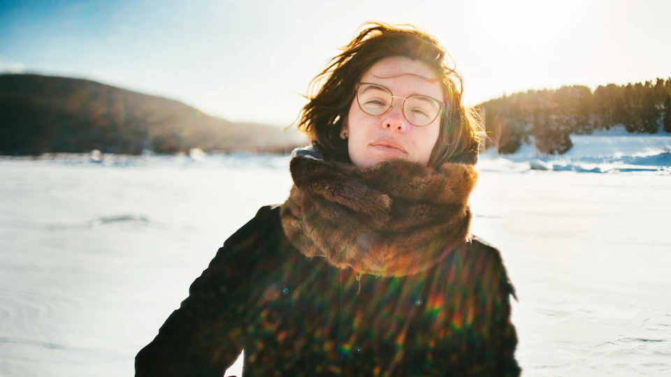 Marie-Andrée Gill devant un terrain neigeux.