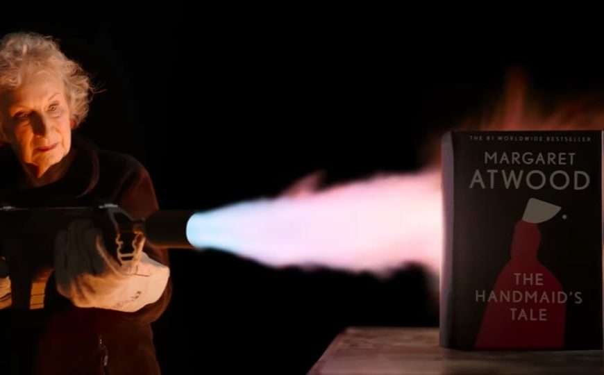 Margaret Atwood répond à la censure avec une édition imbrûlable de La servante écarlate