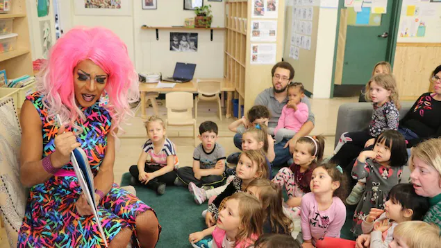 Des lectures de contes animées par la drag queen Barbada annulées à Saint-Laurent