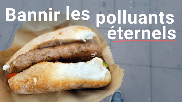 Un burger dans un emballage alimentaire.