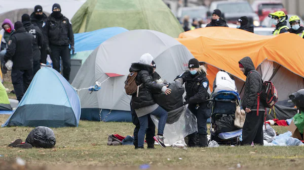 Des policiers commencent à démanteler les tentes..