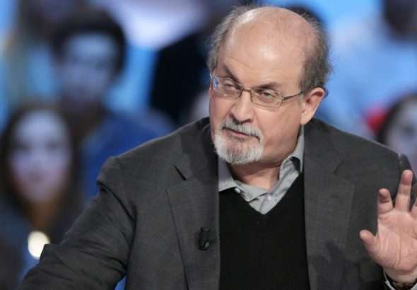 Poignardé sur scène | L’auteur Salman Rushdie sous respirateur artificiel et pourrait perdre un œil