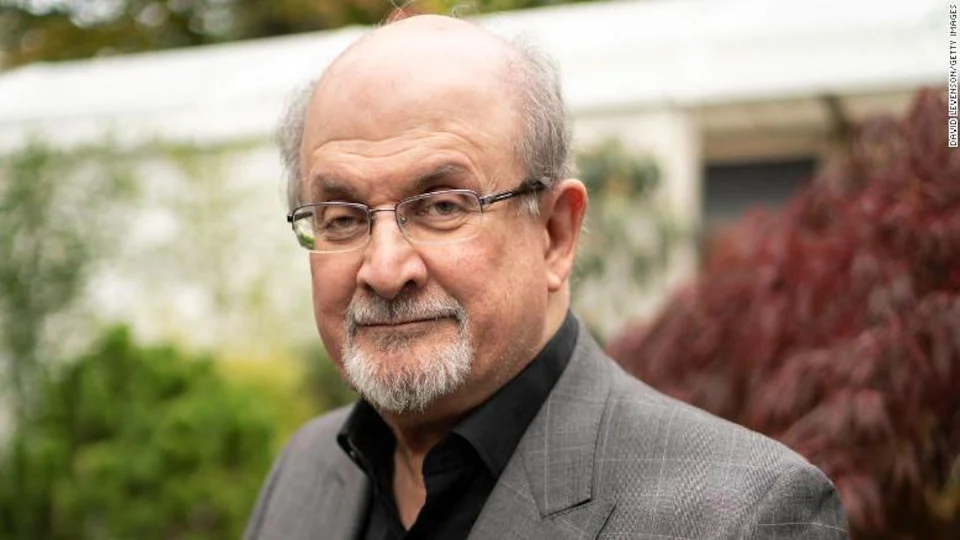 Les ventes des Versets sataniques augmentent depuis l’attaque contre Salman Rushdie