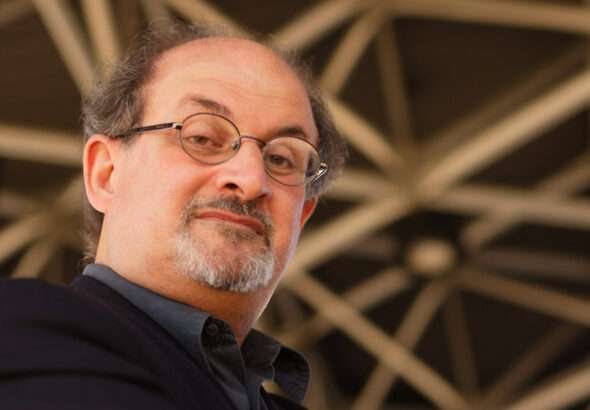 Poignardé sur scène | Salman Rushdie a perdu l'usage d’un œil et d’une main