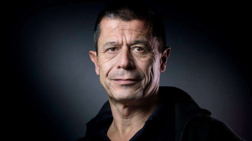 V13, le récit touchant d’Emmanuel Carrère sur le procès du Bataclan, lu par Caroline Dawson