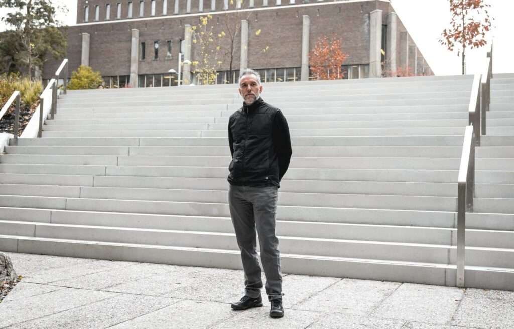 «Le monde se repliera sur toi»: Jean-Simon DesRochers et l’art de mentir vrai