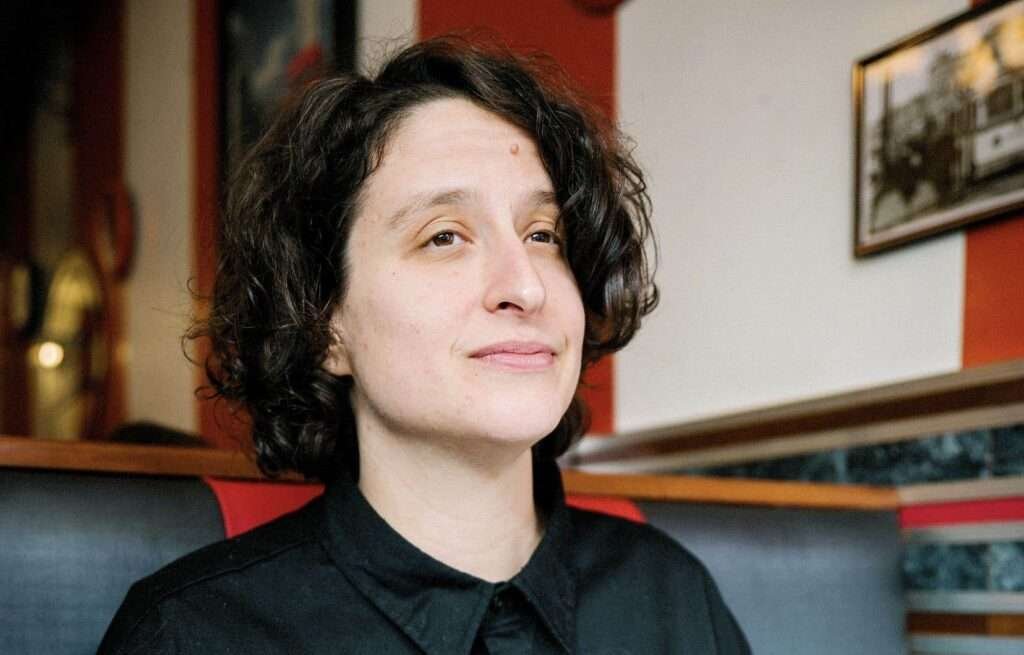 «Bijou de banlieue»: guide de la jeune femme moderne