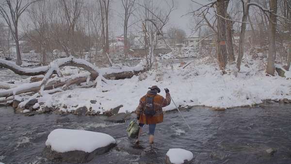 Cet homme se prépare à passer l'hiver sur une petite île inhabitée de Saint-Jérôme. Et il n'est pas le seul à dormir dehors sous zéro.