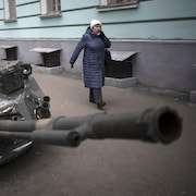 Une femme passe devant un char russe détruit exposé dans une rue du centre de Kiev, en Ukraine.