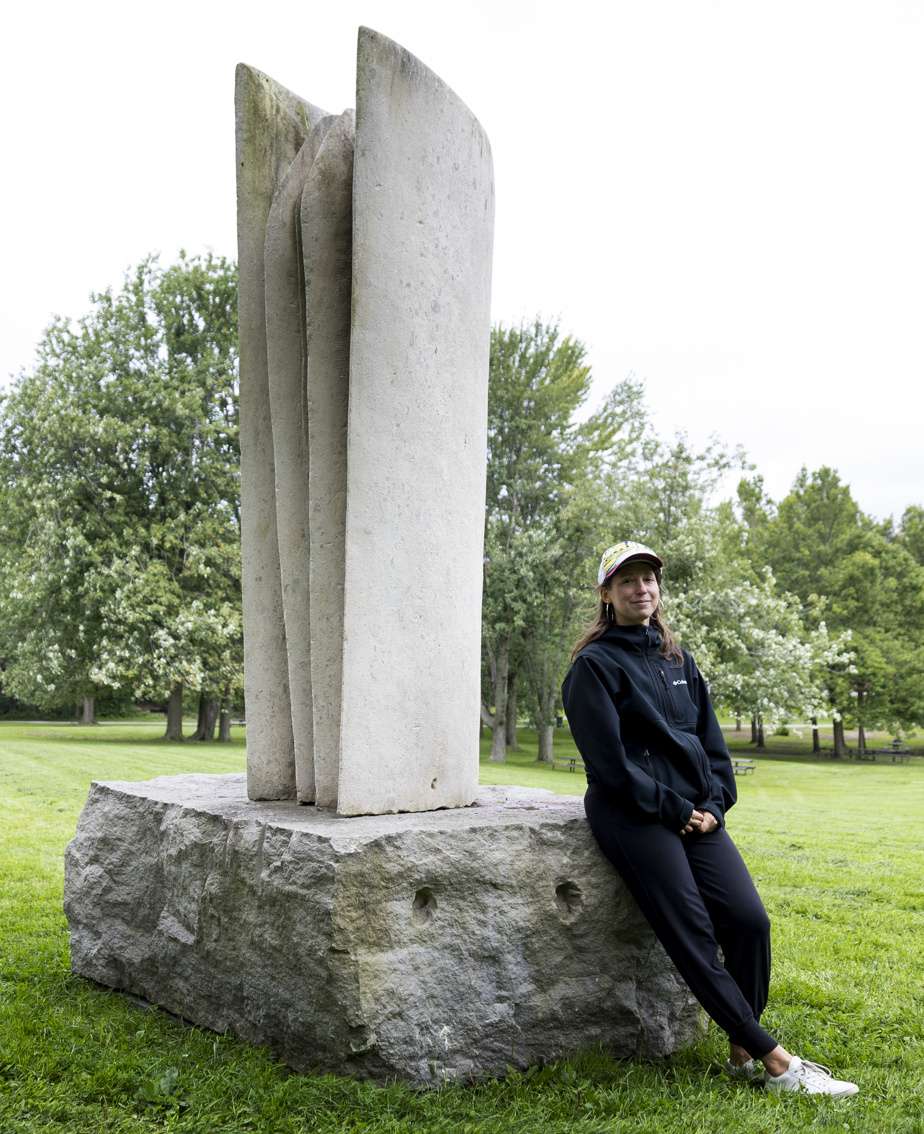 Pattie O'Green à côté de l'une des sculptures qui ont inspiré le chapitre du livre intitulé « Vulves debouttes »