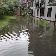 Un immeuble inondé.