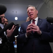 François Legault s'adresse aux journalistes.