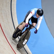 Kate O'Brien est en plein effort sur son vélo.