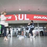 Des passagères marchent à l'intérieur de l'aéroport Montréal Trudeau.