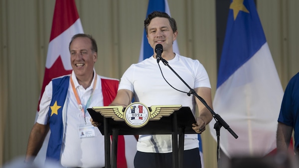 Pierre Poilievre parle derrière un lutrin, en conférence de presse.