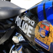 Une moto de police.