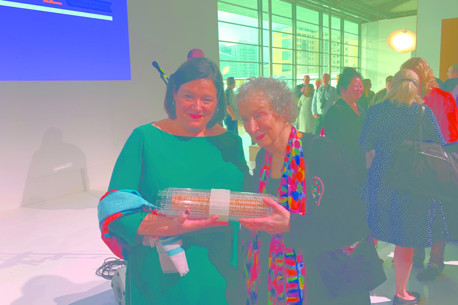 Caroline Fortin et Margaret Atwood à la Foire du livre de Francfort, en 2019, lors de la cérémonie de passation du titre d'invité d'honneur, le Canada ayant été celui de l'édition 2020 — un projet sur lequel Caroline Fortin a travaillé pendant 10 ans, à rencontrer des éditeurs de toutes les provinces.