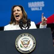 Kamala Harris parle dans un micro.