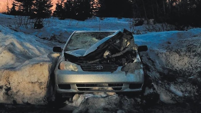 La couverture du livre montrant une voiture accidentée encastrée dans un banc de neige.