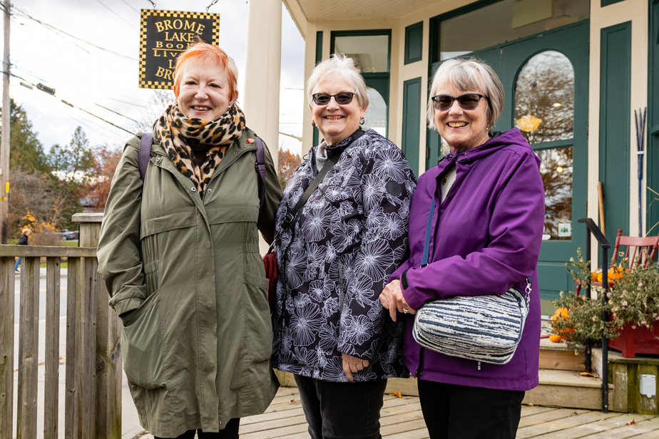 Les sœurs Barb Arthur, Nancy Pilote et Jane Drozda ont pris l’autocar d’Ottawa pour assister au lancement.