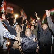 Plusieurs manifestants brandissent des drapeaux indiens