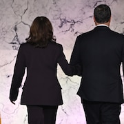 La vice-présidente Kamala Harris quitte la scène après son discours.