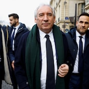 Le nouveau premier ministre français François Bayrou marchant dehors lors de sa première apparition publique depuis sa nomination.