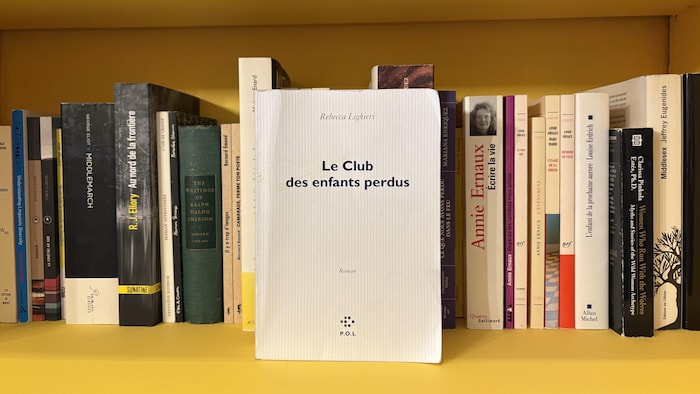 Le livre Le Club des enfants perdus repose sur une étagère, le 26 décembre 2024.