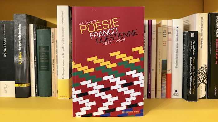 Le livre Poésie franco-ouestienne 1974-2024 repose sur une étagère, le 26 décembre 2024.