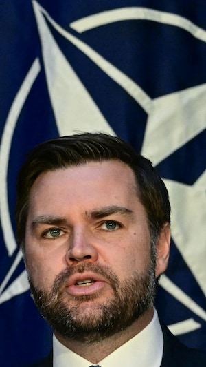 Le vice-président des États-Unis, J.D. Vance, s'exprime devant le logo de l'OTAN alors qu'il rencontre le secrétaire général de l'OTAN (non visible) lors de la première journée de la 61e Conférence de Munich sur la sécurité (MSC) à Munich, dans le sud de l'Allemagne, le 14 février 2025.