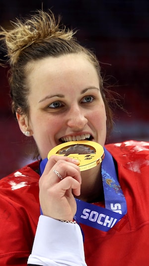 Une joueuse de hockey mord dans une médaille.