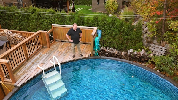 Philippe Vézina regarde sa piscine hors-terre.