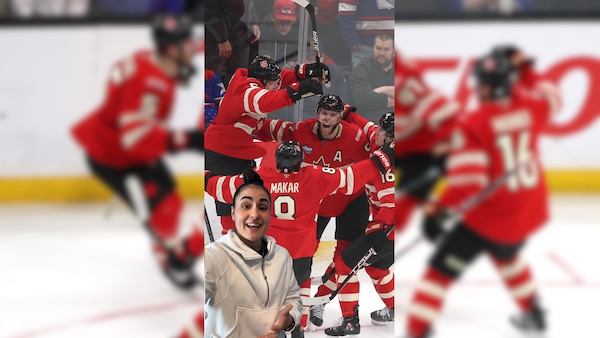 Ophélia parle devant une photo des joueurs du Canada qui célèbrent un but gagnant sur la patinoire.