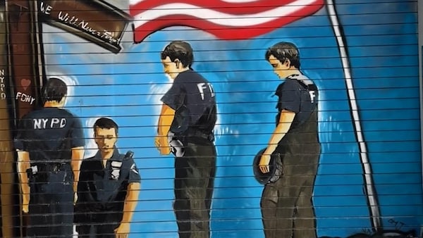 Murale où l'on voit des policiers