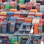 Vue aérienne de centaines de conteneurs dans un port.