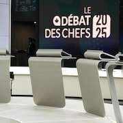 Le plateau vide du débat des chefs.
