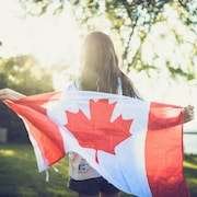 Une jeune fille brandit un drapeau unifolié derrière elle.