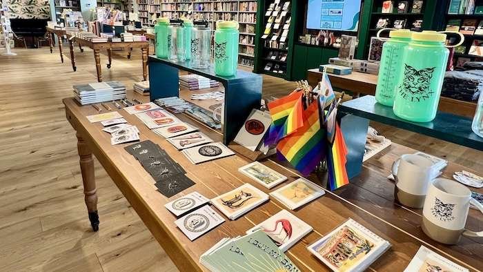 Des livres sur une table avec des drapeaux LGBTQ+