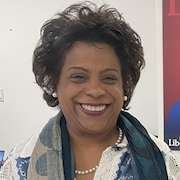 Mme Michel sourit devant son portrait.