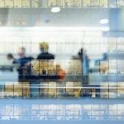 Des hommes et des femmes s'activent dans une tour de bureaux.