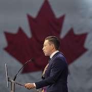 Pierre Poilievre livre un discours la main sur le coeur.
