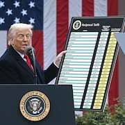 Donald Trump annonçant des tarifs douaniers contre plusieurs pays.