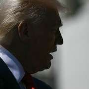 Donald Trump, le 9 avril 2025, lors d'une activité de presse pendant laquelle il a accueilli des conducteurs automobiles professionnels à la Maison-Blanche.