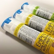 Des tubes d'EpiPen.