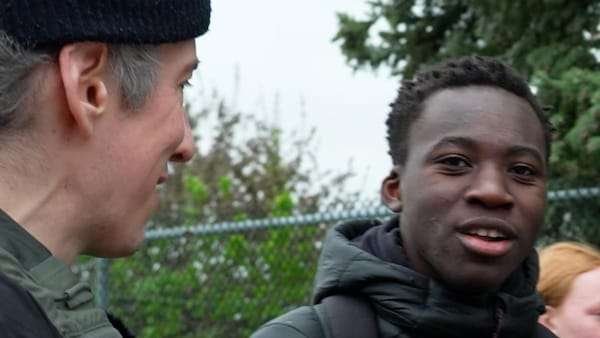 Le journaliste Olivier Arbour-Masse questionne un étudiant de l'école Joseph-François-Perrault à Montréal.