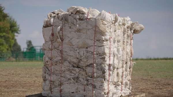 Un cube de plastique souple utilisé pour emballer les balles de foin.