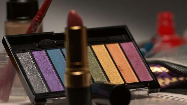 Image en gros plan d'une palette d'ombres à paupières et d'un rouge à lèvres.