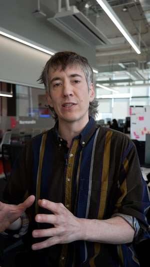 Le journaliste Olivier Arbour-Masse dans les bureaux de Radio-Canada.