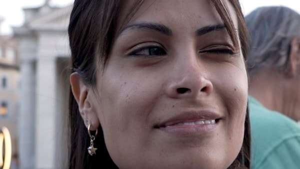 Daniella Jaramillo, une femme trans originaire des États-Unis de passage au Vatican, fait un clin d'œil à la journaliste de Radio-Canada.