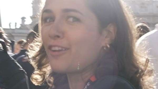 La journaliste Julia Pagé avance dans la foule sur la place Saint-Pierre, au Vatican.